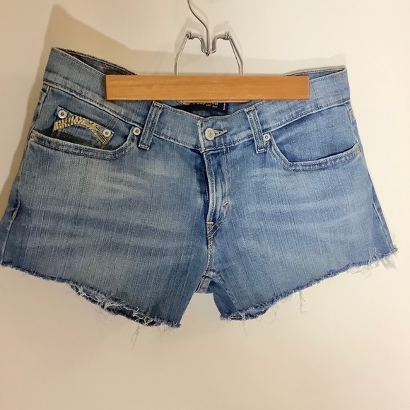 𝅺levi’s Cut off Shorts - Picture 2 of 6
